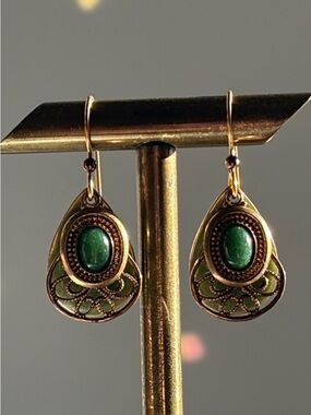 4/$20🌷✨🌿Green Teardrop Earrings Antiqued Gold Tone Boho Art Nouveau Unmarked